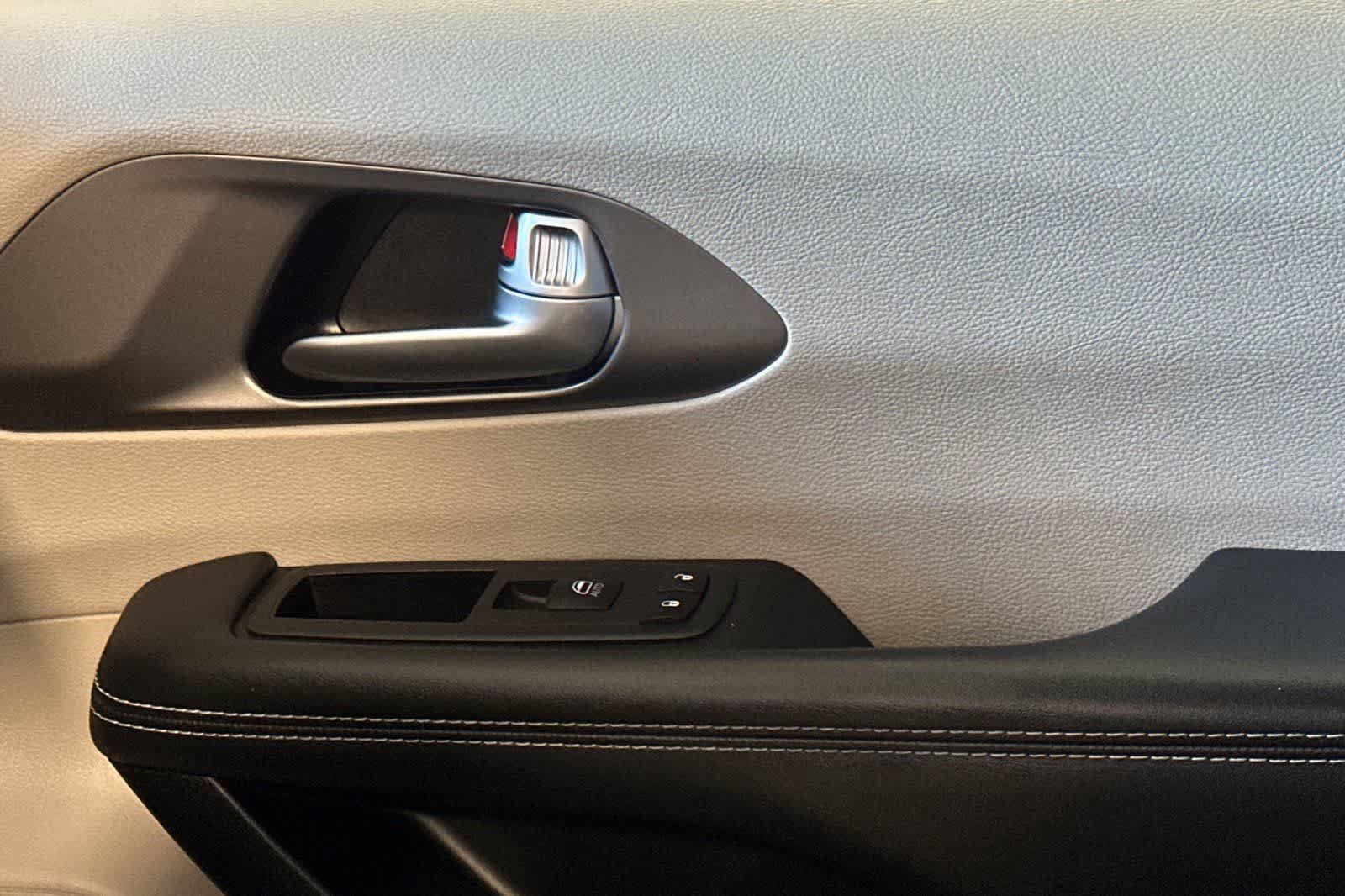 Used 2023 Chrysler Pacifica Touring-L FWD image 27
