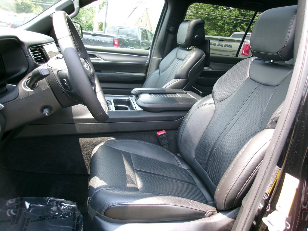 Used 2024 Jeep Wagoneer L Series II AWD/4WD image 7