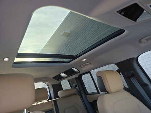 New 2025 Land Rover Defender 110 S image 4