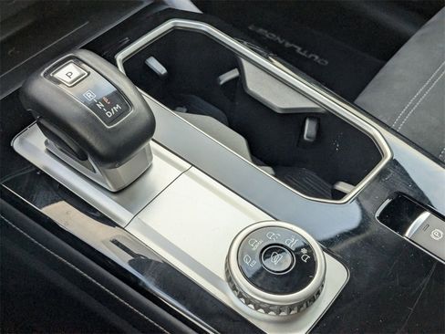 Used 2025 Mitsubishi Outlander SE image 16