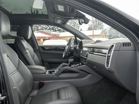 Used 2019 Porsche Cayenne E-Hybrid w/ Premium Plus Package image 15