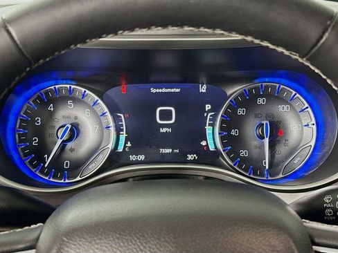 Used 2022 Chrysler Pacifica Touring-L image 12