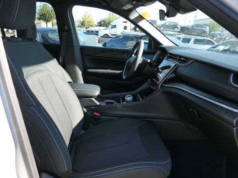 Used 2025 Jeep Grand Cherokee Laredo image 23