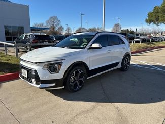Used 2023 Kia Niro EX Touring video 2
