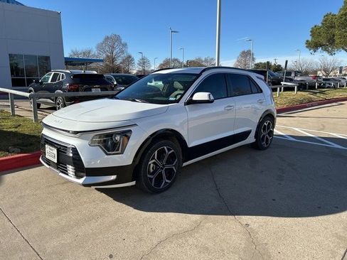 Used 2023 Kia Niro EX Touring image 2