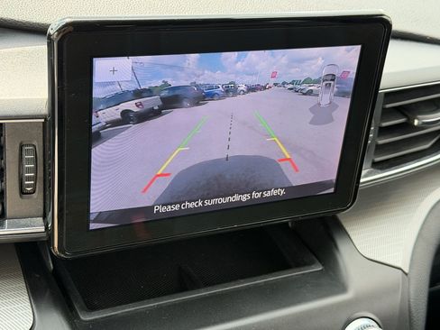 Used 2020 Ford Explorer XLT w/ Equipment Group 202A AWD/4WD image 16
