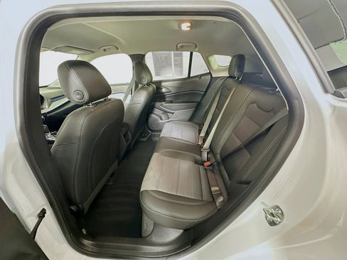 Used 2025 Chevrolet Trax LT w/ LT Convenience Package image 26