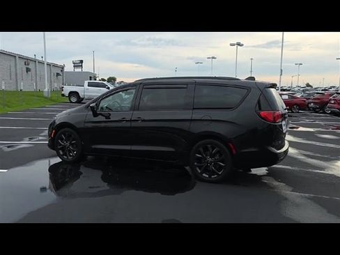 Used 2020 Chrysler Pacifica Touring-L Plus w/ S Appearance Package image 6