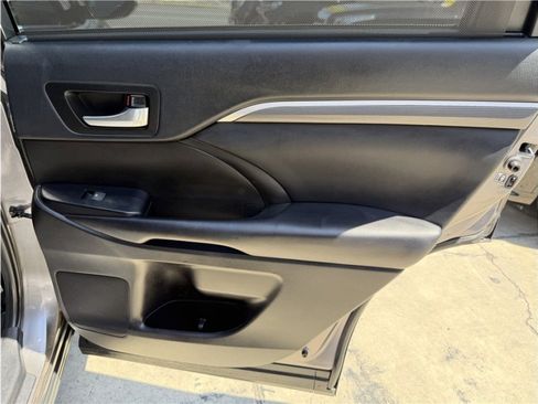 Used 2019 Toyota Highlander SE FWD image 27