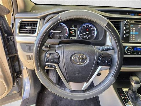 Used 2015 Toyota Highlander XLE FWD image 12