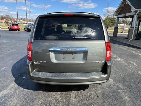 Used 2010 Chrysler Town & Country LX image 8