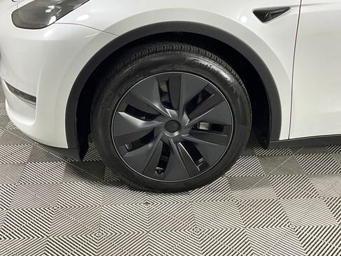 Used 2024 Tesla Model Y Long Range AWD/4WD image 28