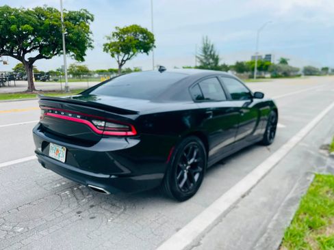 Used 2018 Dodge Charger SXT Plus w/ Blacktop Package RWD image 5