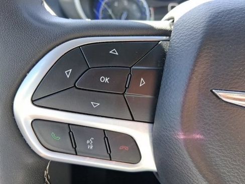 Used 2024 Chrysler Pacifica Touring-L FWD image 18