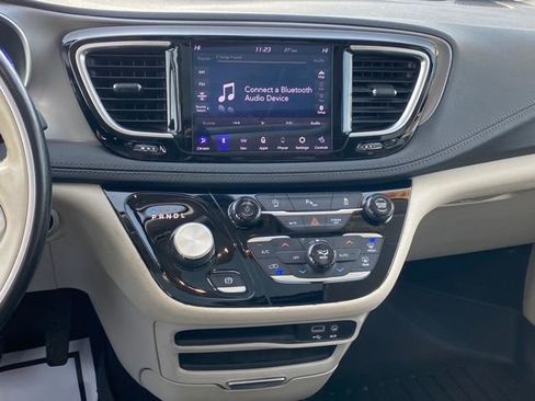 Used 2019 Chrysler Pacifica Limited image 10