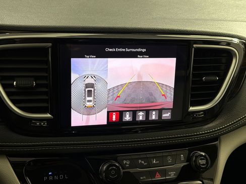 Used 2023 Chrysler Pacifica Limited image 19