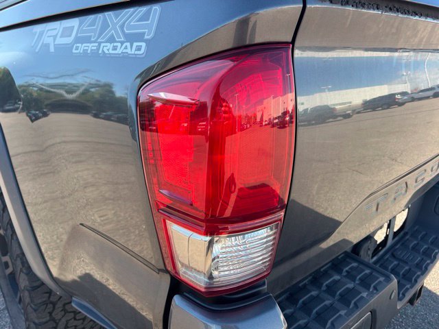 Used 2016 Toyota Tacoma TRD Off-Road w/ Premium & Technology Package AWD/4WD image 11