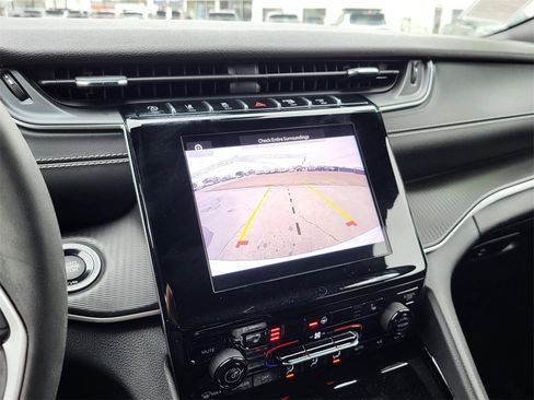 Used 2023 Jeep Grand Cherokee Altitude image 28