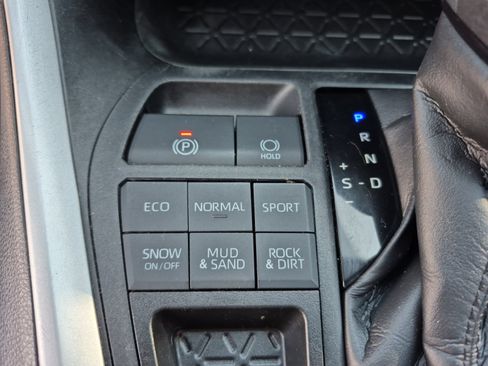 Used 2020 Toyota RAV4 LE AWD/4WD image 32