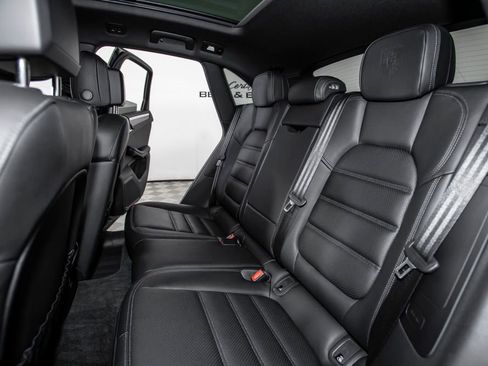 Used 2025 Porsche Macan AWD/4WD image 14