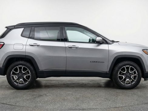 Used 2025 Jeep Compass Trailhawk image 11