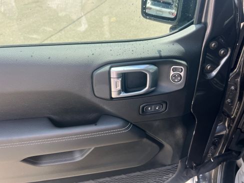 Used 2021 Jeep Gladiator Overland image 11
