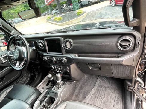 Used 2018 Jeep Wrangler Unlimited Sahara AWD/4WD image 9