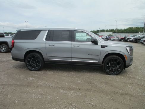 New 2026 GMC Yukon XL Denali w/ Denali Reserve Package AWD/4WD image 3