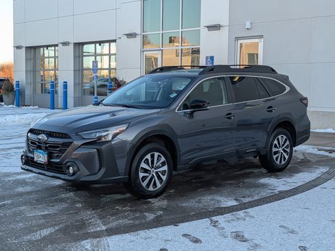 Used 2025 Subaru Outback Premium image 3