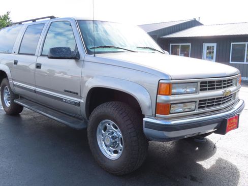Used 1999 Chevrolet Suburban 2500 w/ Preferred Equipment Group 3 AWD/4WD image 23