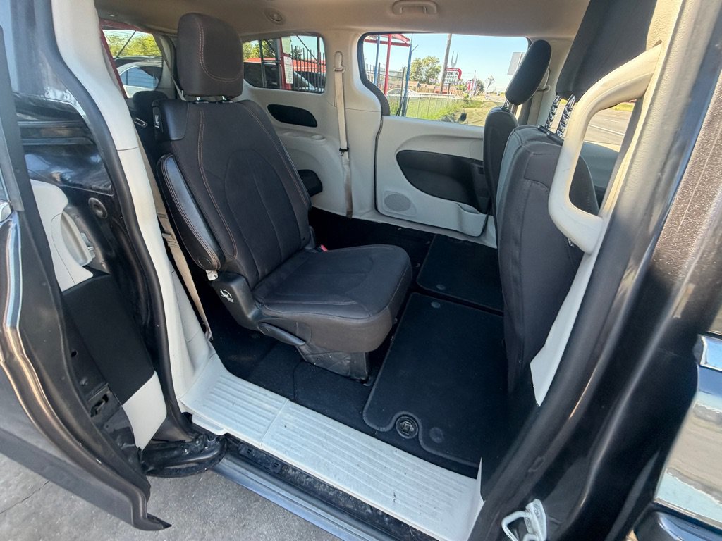 Used 2018 Chrysler Pacifica Touring FWD image 30
