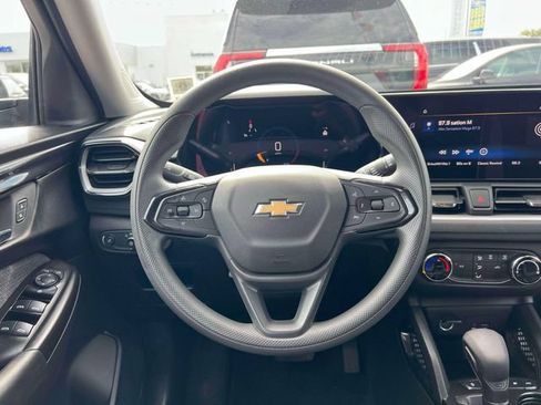 Used 2025 Chevrolet TrailBlazer LS w/ LS Convenience Package AWD/4WD image 14