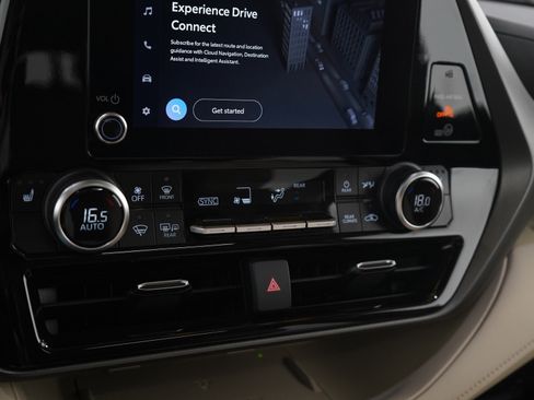 Used 2024 Toyota Highlander XLE image 24