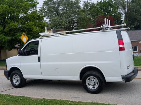 Used 2019 Chevrolet Express 2500 w/ Driver Convenience Package RWD image 8