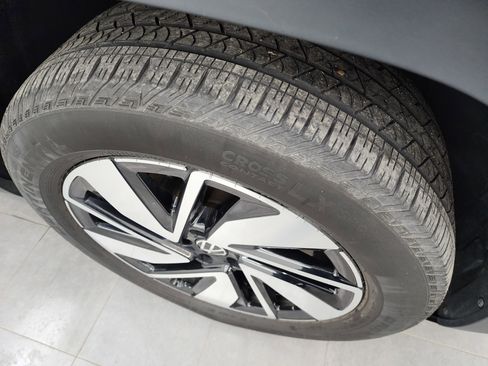 Used 2025 Volkswagen Atlas SE image 3