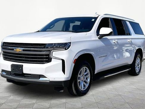 Used 2024 Chevrolet Suburban LT image 3