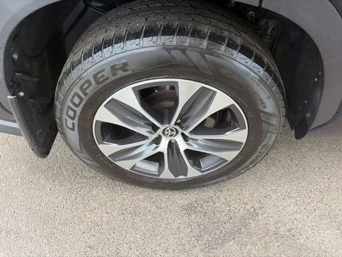 Used 2020 Toyota Highlander XLE AWD/4WD image 47
