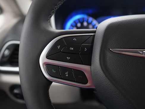 Used 2024 Chrysler Pacifica Touring-L image 28