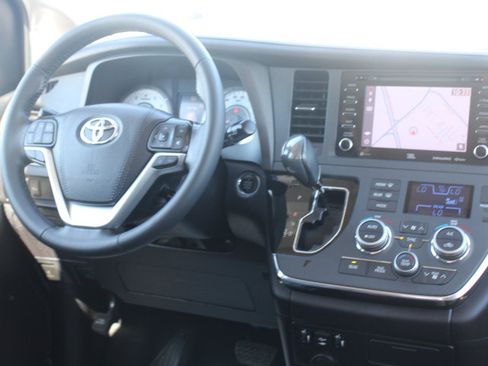 Used 2019 Toyota Sienna SE w/ SE Preferred Package AWD/4WD image 23