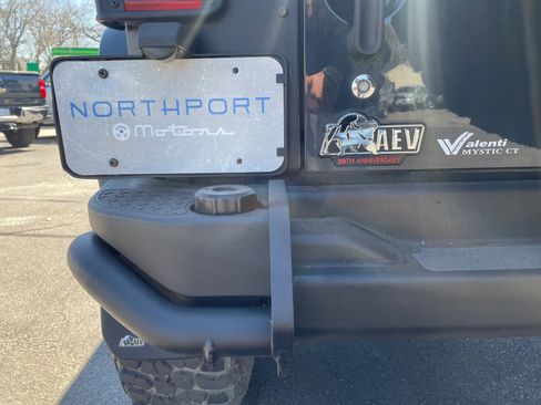 Used 2017 Jeep Wrangler Unlimited Rubicon w/ Cold Weather Group image 18