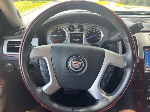 Used 2014 Cadillac Escalade Luxury AWD/4WD image 14