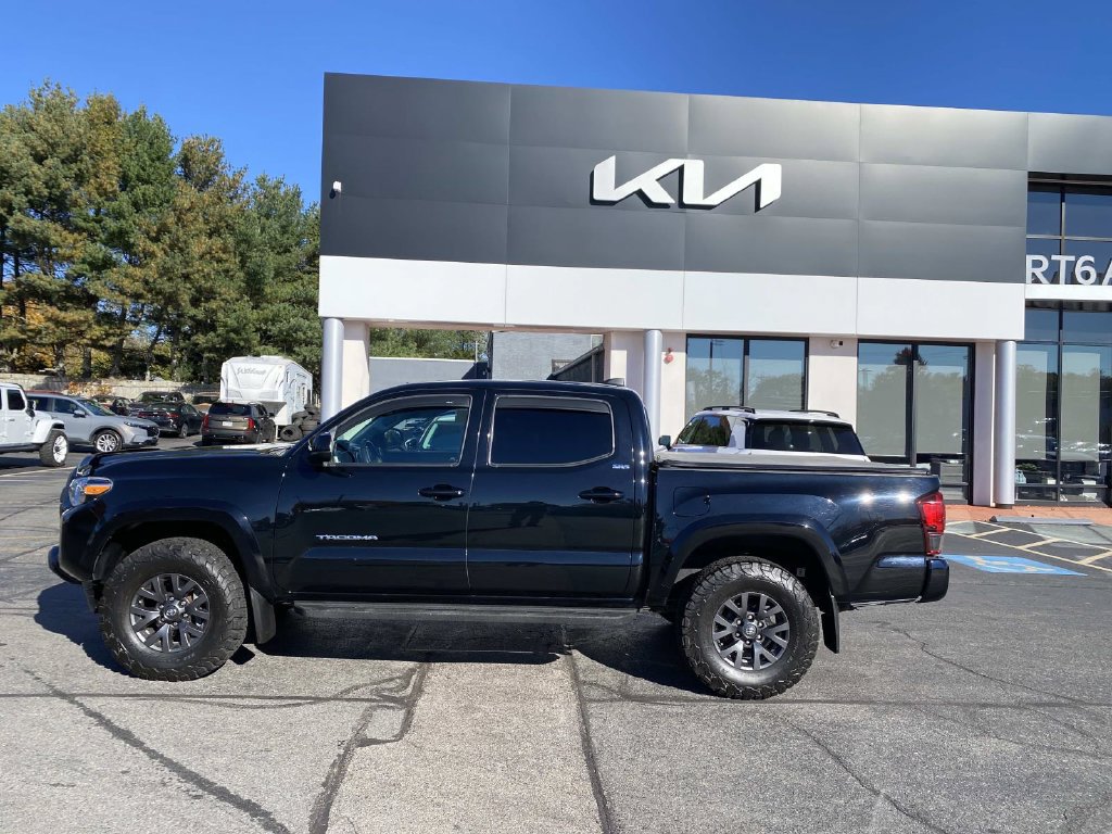 Used 2022 Toyota Tacoma SR5 AWD/4WD image 2