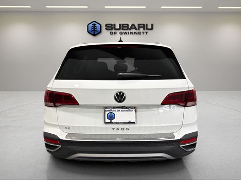 Used 2023 Volkswagen Taos SE w/ Panoramic Sunroof Package FWD image 4