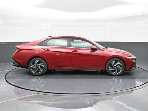 Certified 2024 Hyundai Elantra SEL w/ Convenience Package image 9