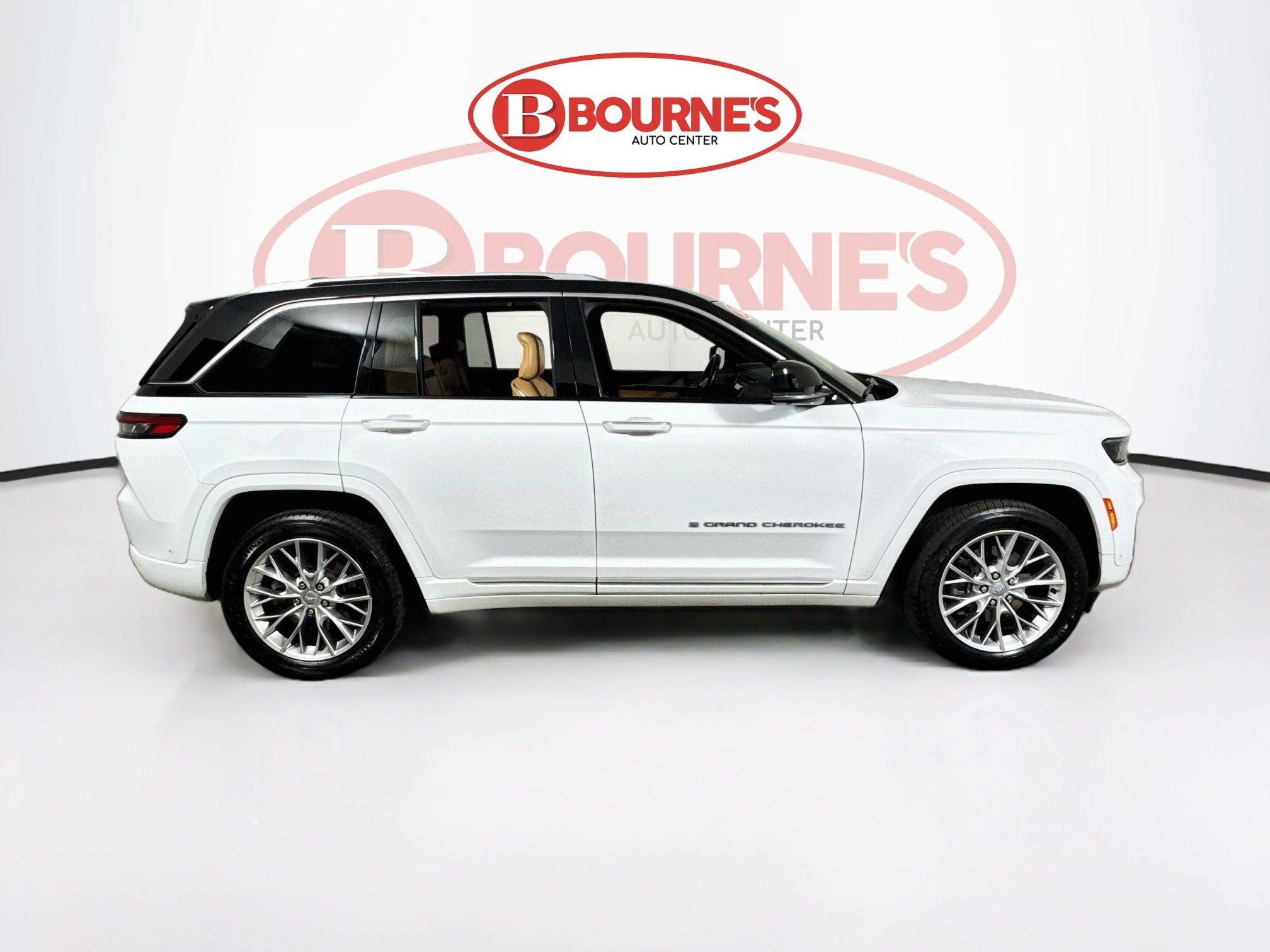 Used 2023 Jeep Grand Cherokee Summit w/ Advanced Protech Group IV AWD/4WD image 13