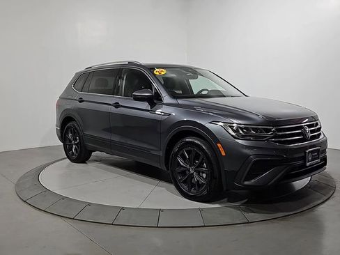 Certified 2024 Volkswagen Tiguan SE w/ Panoramic Sunroof Package image 9