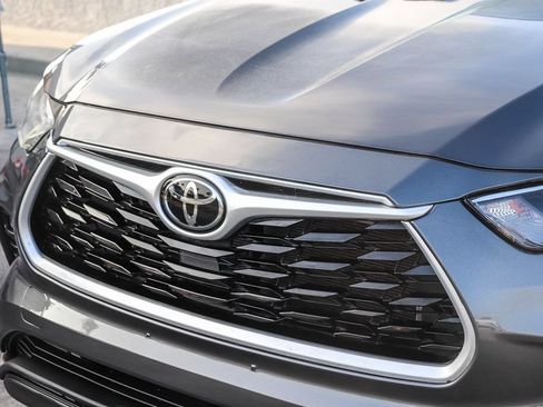 Used 2022 Toyota Highlander XLE FWD image 6