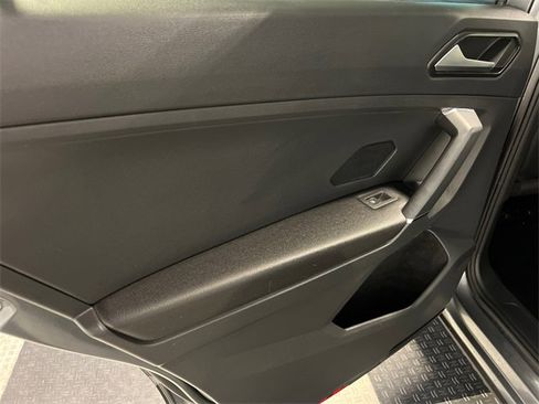 Used 2018 Volkswagen Tiguan SE image 17