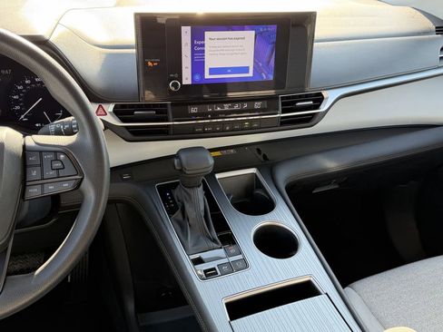 Used 2025 Toyota Sienna LE image 17