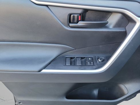 Used 2025 Toyota RAV4 LE FWD image 17